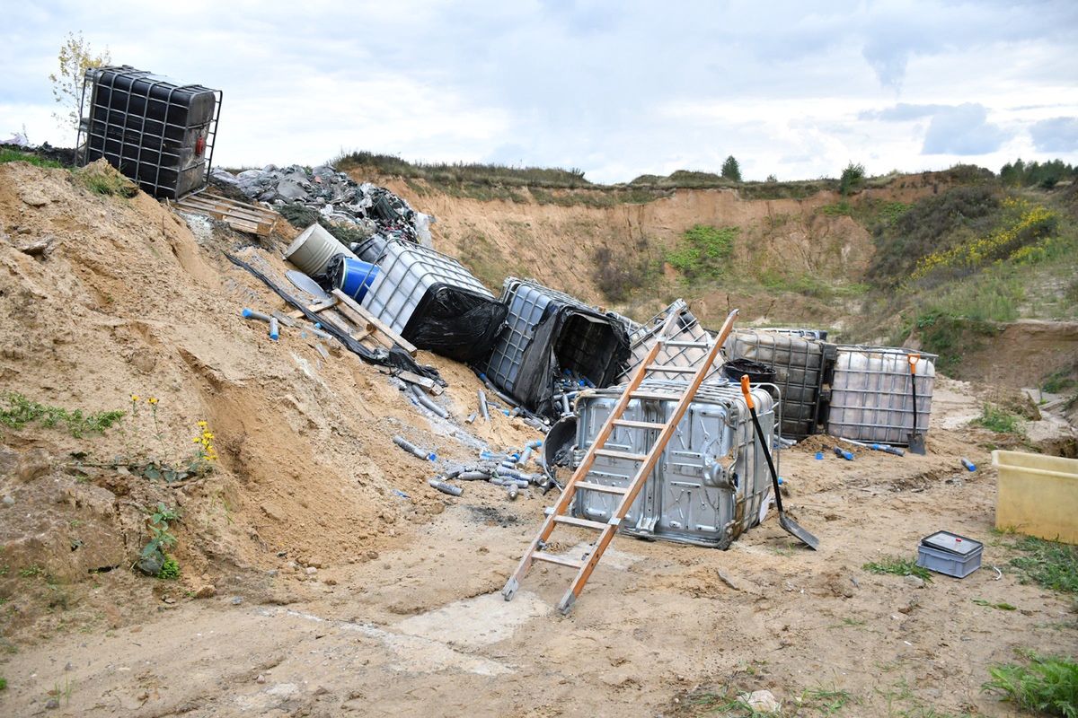 Nielegalnie składowali niebezpieczne odpady