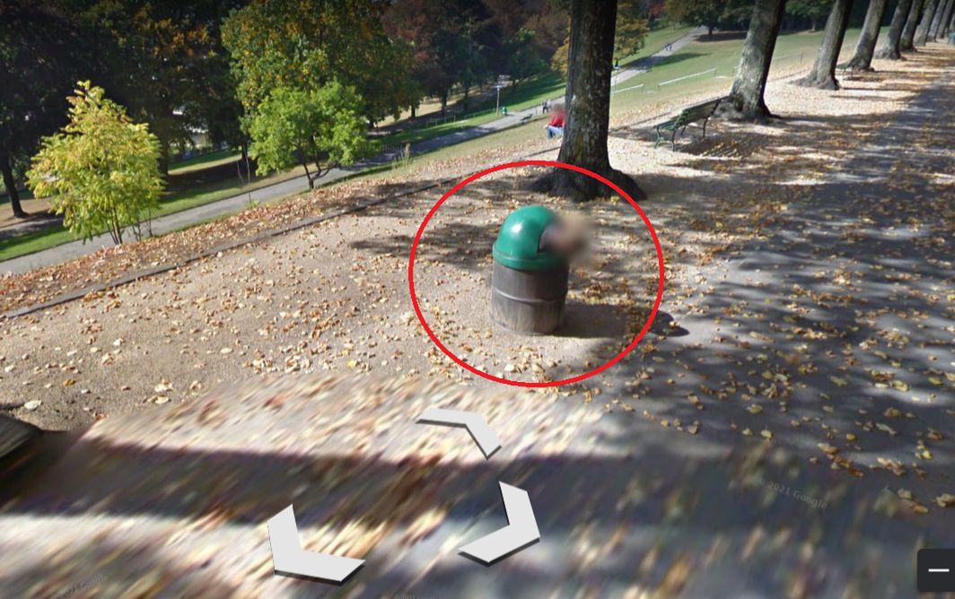 Chłopiec w śmietniku