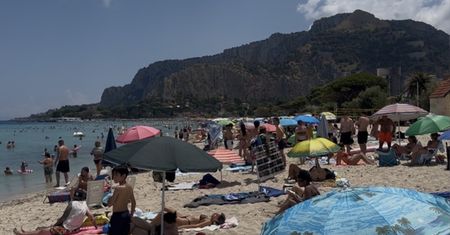Tłumy w raju. Jedna z najpiękniejszych plaż wyspy pęka w szwach