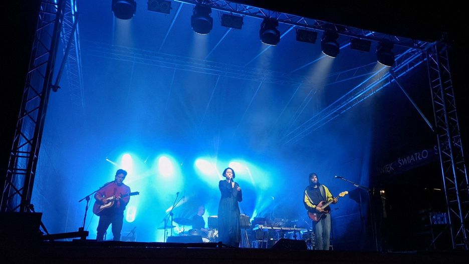 Koncert Natalii Przybysz w Damnicy przyciągnął tłumy, mimo deszczu