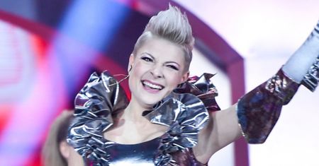 "Piękna i młoda" Magdalena Narożna cieszy oczy fanów w wydekoltowanej sukience: "PIERWSZY BIUST RP" (FOTO)