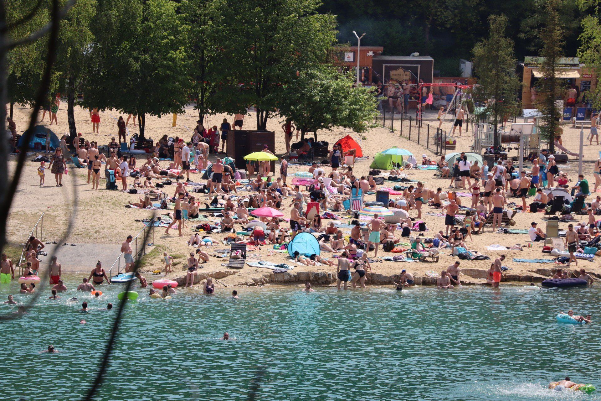 Upalna niedziela nad Balatonem w Trzebini. Setki osób szukało ochłody w wakacyjny weekend