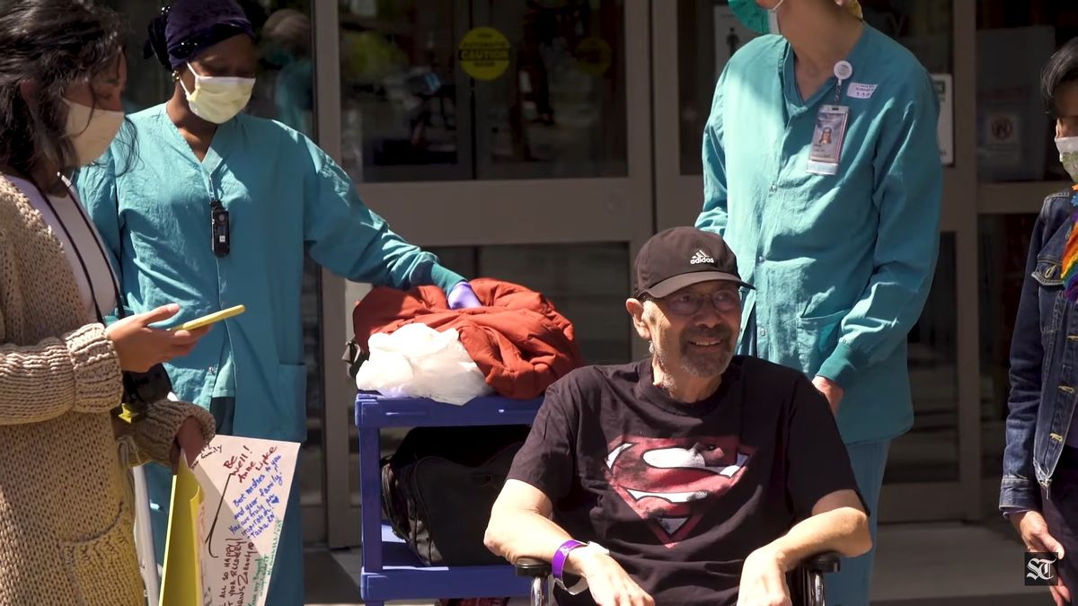 Michael Flor przed szpitalem, w którym spędził 62 dni.