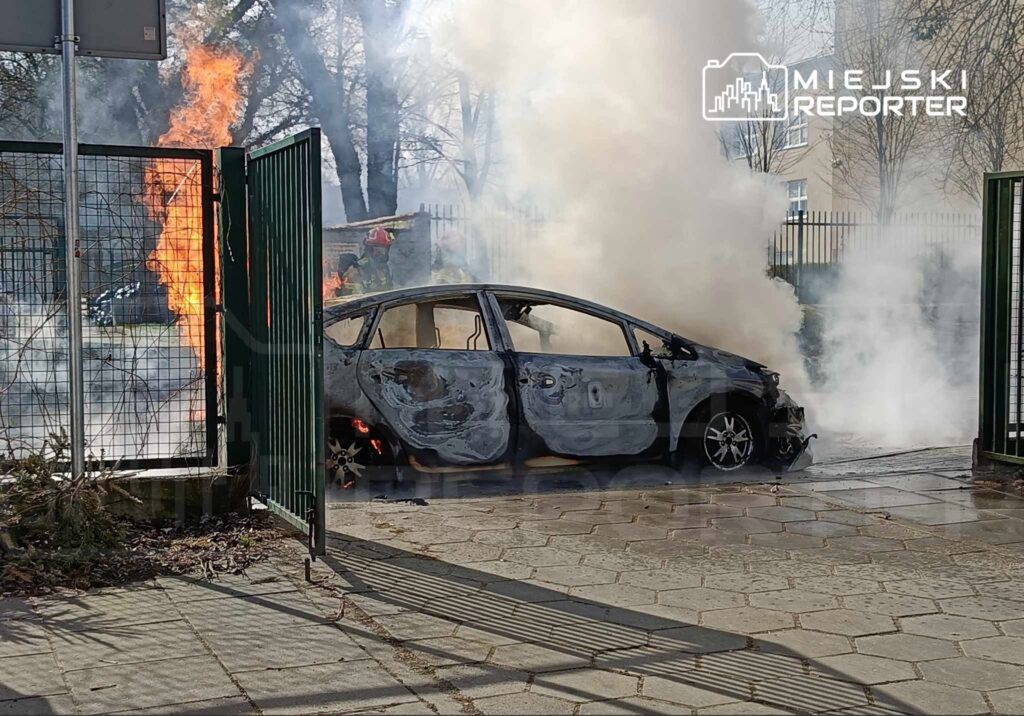 Pożar toyoty prius w Warszawie. Auto spłonęło doszczętnie