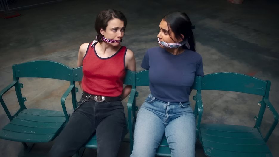Margaret Qualley i Geraldine Viswanathan w "Żegnajcie, laleczki"