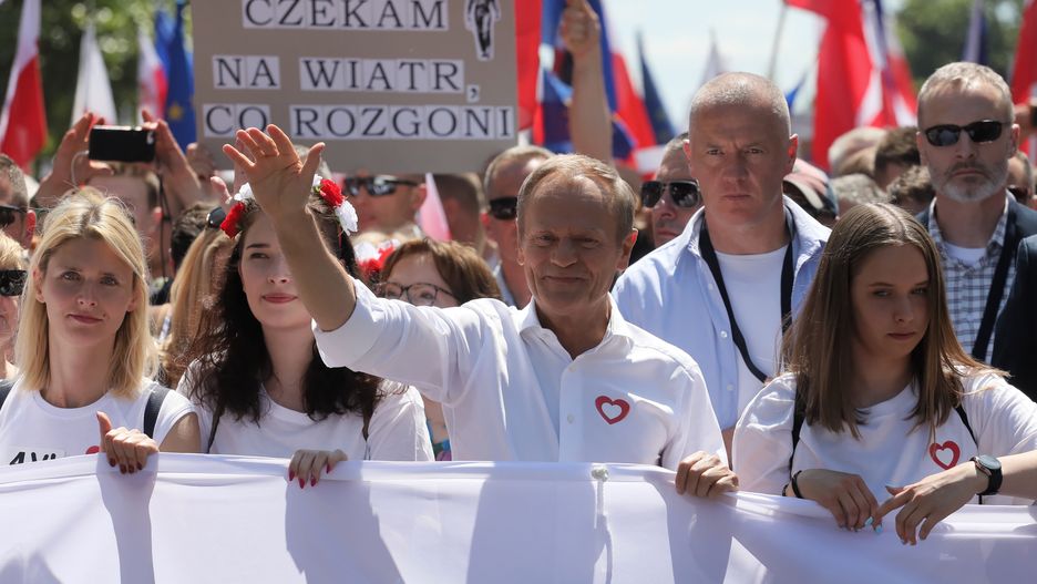 "Próbują obalać rząd". PiS atakuje Tuska i Wałęsę