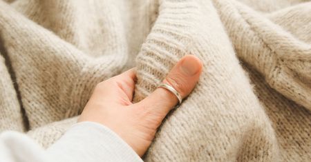 Sweter z wełny ma nieprzyjemny zapach? Podpowiadamy, jak się go pozbyć