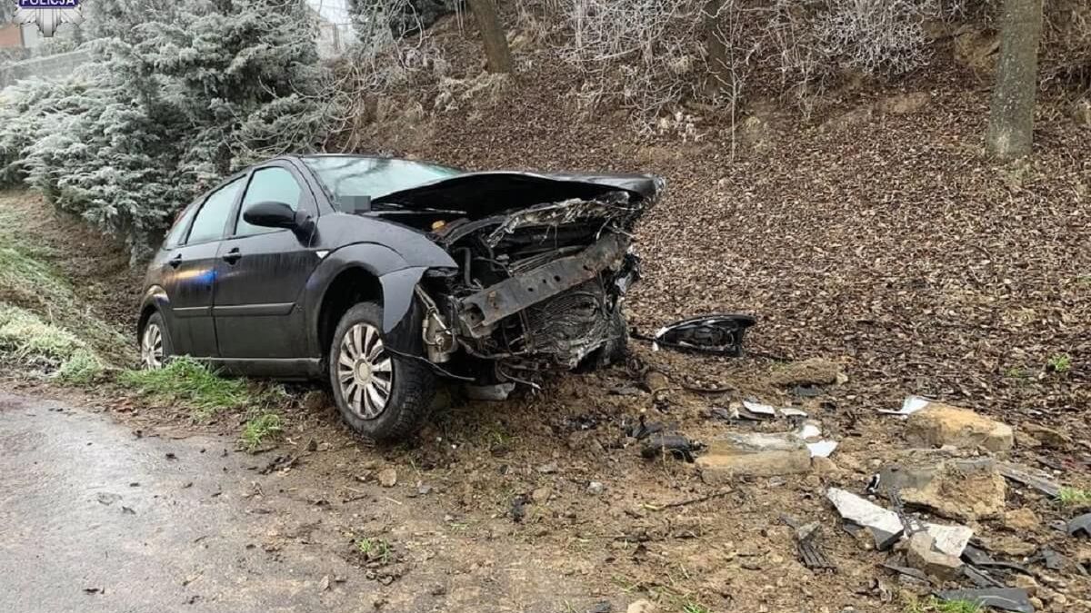 Ford zderzył się z betonowym przepustem