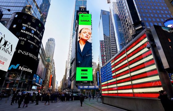 Sarsa na billboardzie na Times Square. Kolejna polska ambasadorka kampanii Spotify