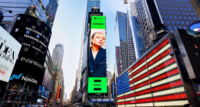 Sarsa na billboardzie na Times Square. Kolejna polska ambasadorka kampanii Spotify