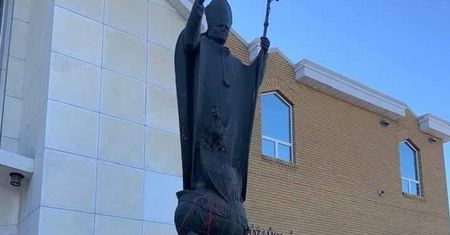 Kościelny skandal. Pomnik Jana Pawła II w Edmonton zdewastowany