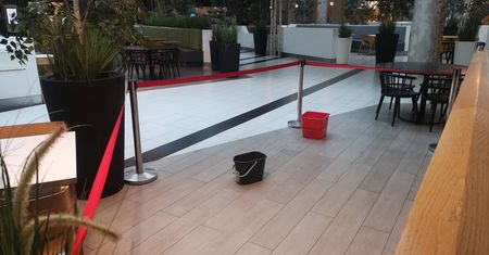 Przecieka dach w galerii handlowej VIVO! Lublin. Leje się do wiaderek w kilku miejscach [ZDJĘCIA]