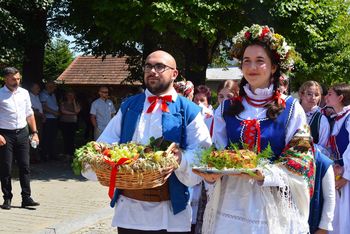 Biecz: Święto Chleba w Małym Krakowie. Do kolegiaty wozami, traktorami i bryczkami z dożynkowymi wieńcami zjechali rolnicy z gminy Biecz
