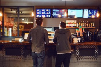 Fast foody w Poznaniu z opóźnionym startem. Liczą na lepszą pogodę