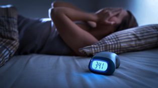 Letnia bezsenność to plaga. 5 sposobów na sen mimo alergii, upałów i długich dni