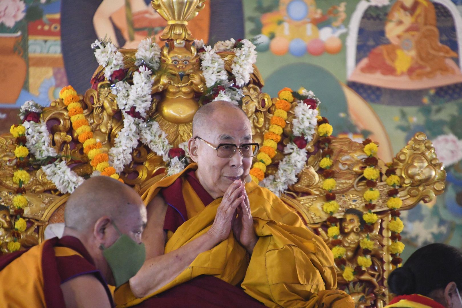 Nagranie z Dalajlamą wywołało skandal. Teraz się tłumaczy