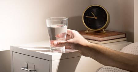 Pijesz wodę przed snem? Oto co robi z twoim organizmem taka praktyka
