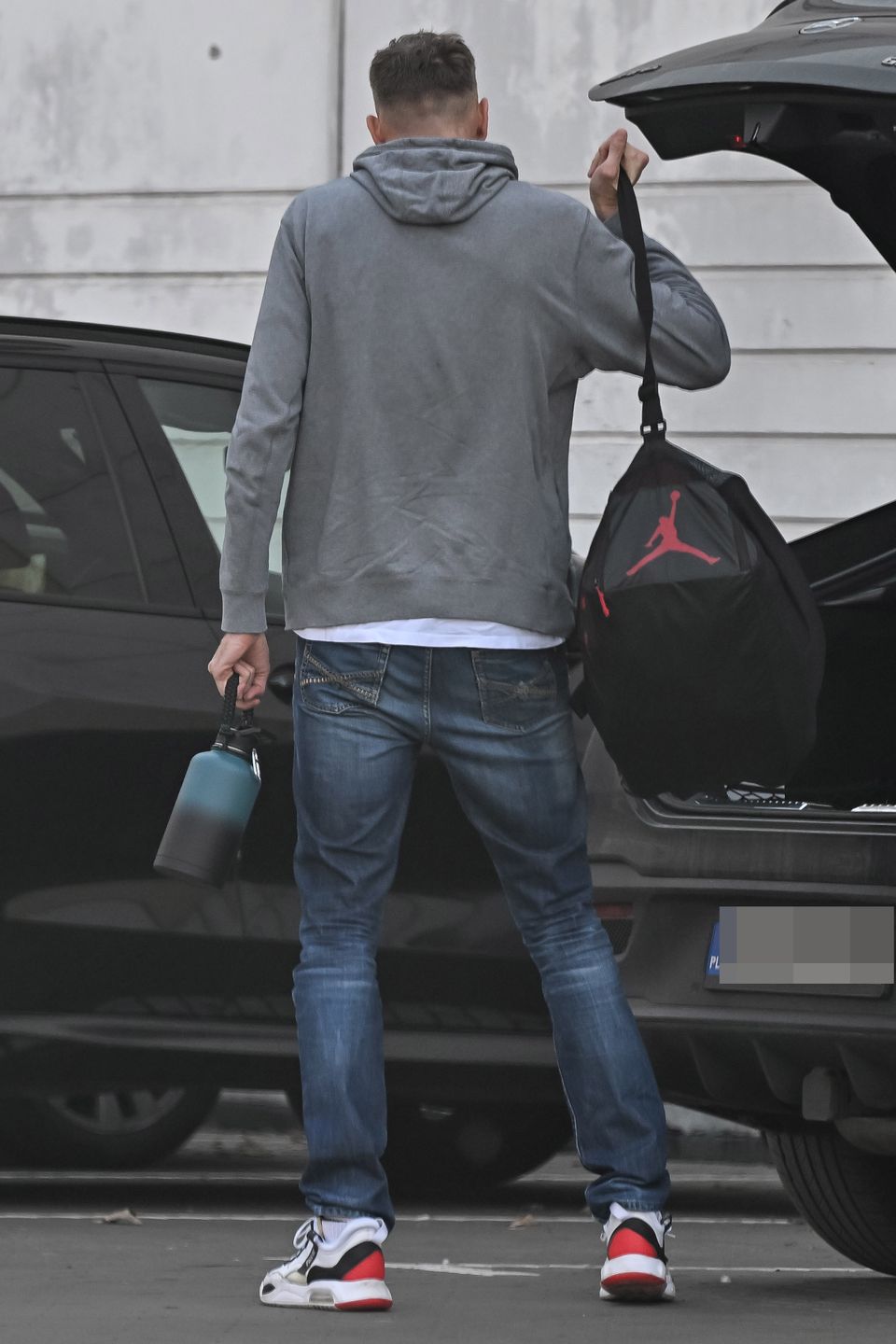 Cezary Trybański wozi się mercedesem za kilkaset tysięcy złotych