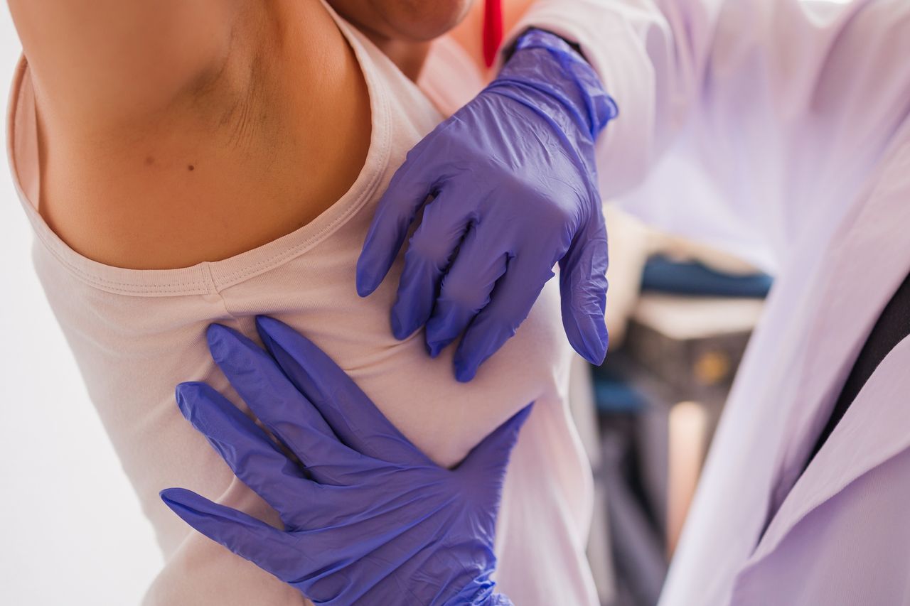 Ta bakteria dosłownie uzbraja raka piersi. Naukowcy alarmują