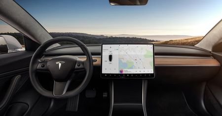 Tesla kończy z darmowym i nielimitowanym pakietem Internetu w swoich autach