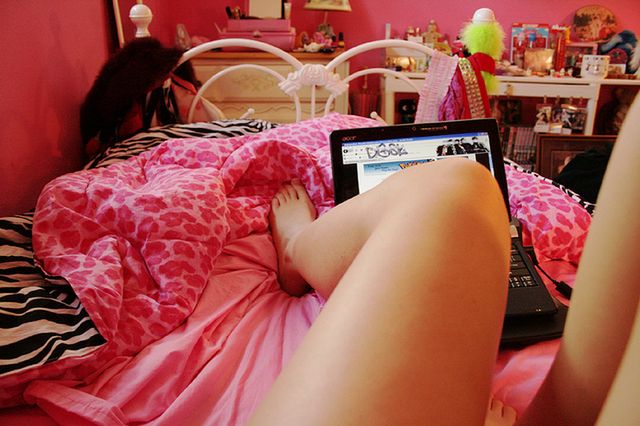 Pary częściej chodzą do łóżka z laptopem niż ze sobą?