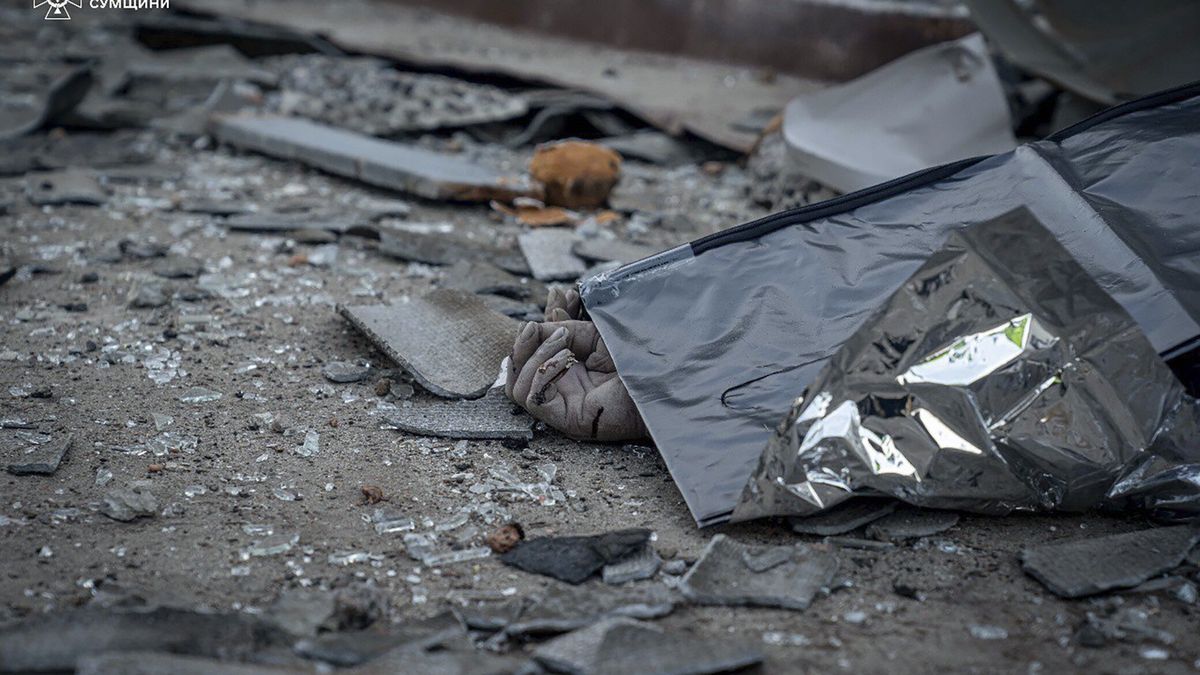 A handout photo made available by the State Emergency Service shows a dead body llowing a Russian shock drone hit in the bread-baking plant in Sumy, Ukraine, 18 April 2025, amid the ongoing Russian invasion. At least one person died and another one was injured, according to the State Emergency Service report. EPA/STATE EMERGENCY SERVICE HANDOUT HANDOUT HANDOUT EDITORIAL USE ONLY/NO SALES Dostawca: PAP/EPA.