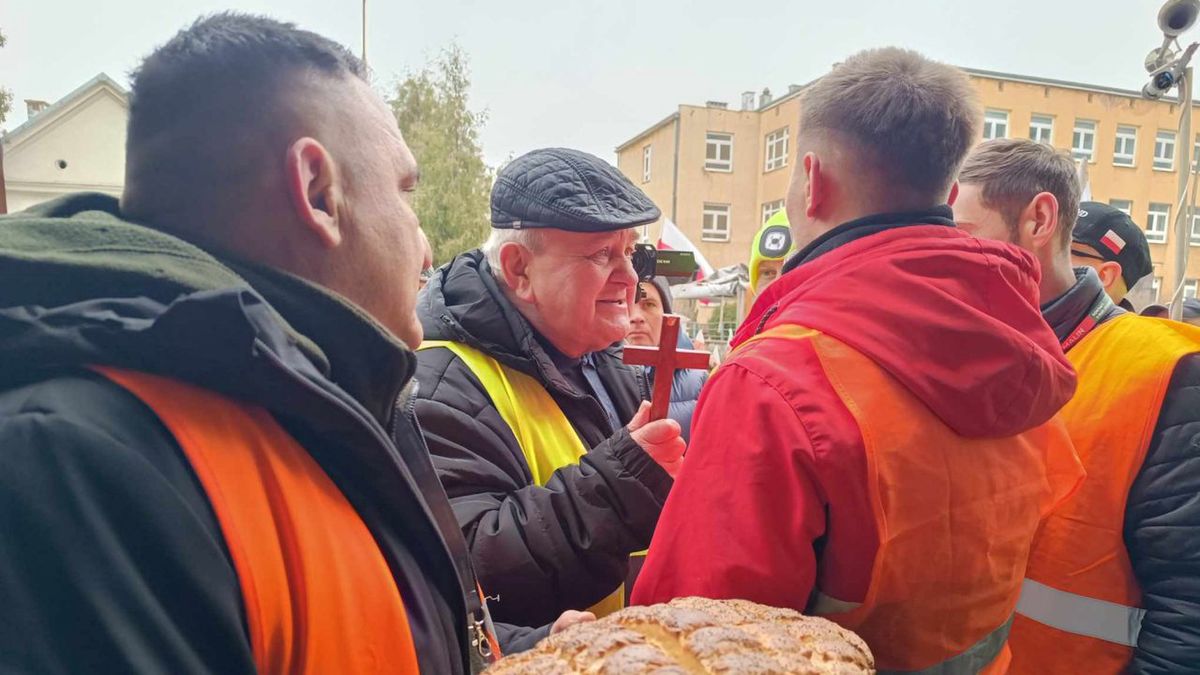 Kilkuset rolników przyszło do wojewody. Pytali, co z ich postulatami, wywiązała się kłótnia o krzyż 