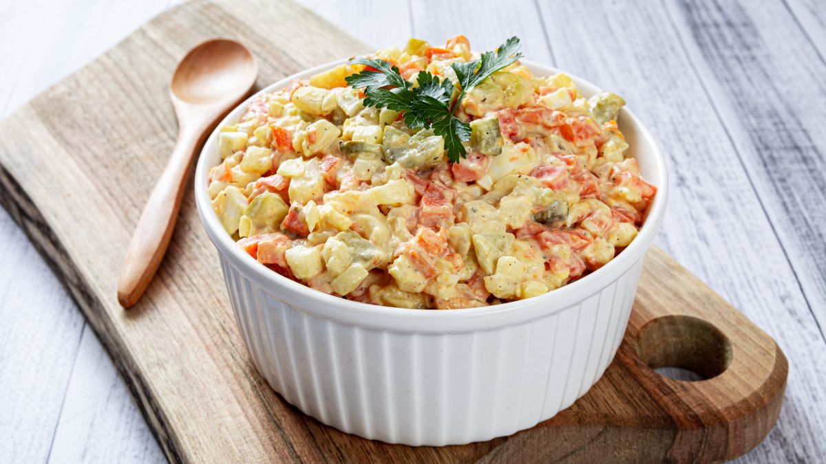 Sałatka jarzynowa to królowa polskich stolów