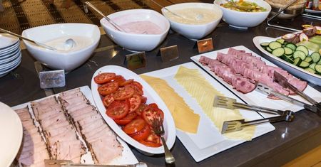 Omijaj z daleka przy szwedzkim stole na all inclusive. Ostrzega