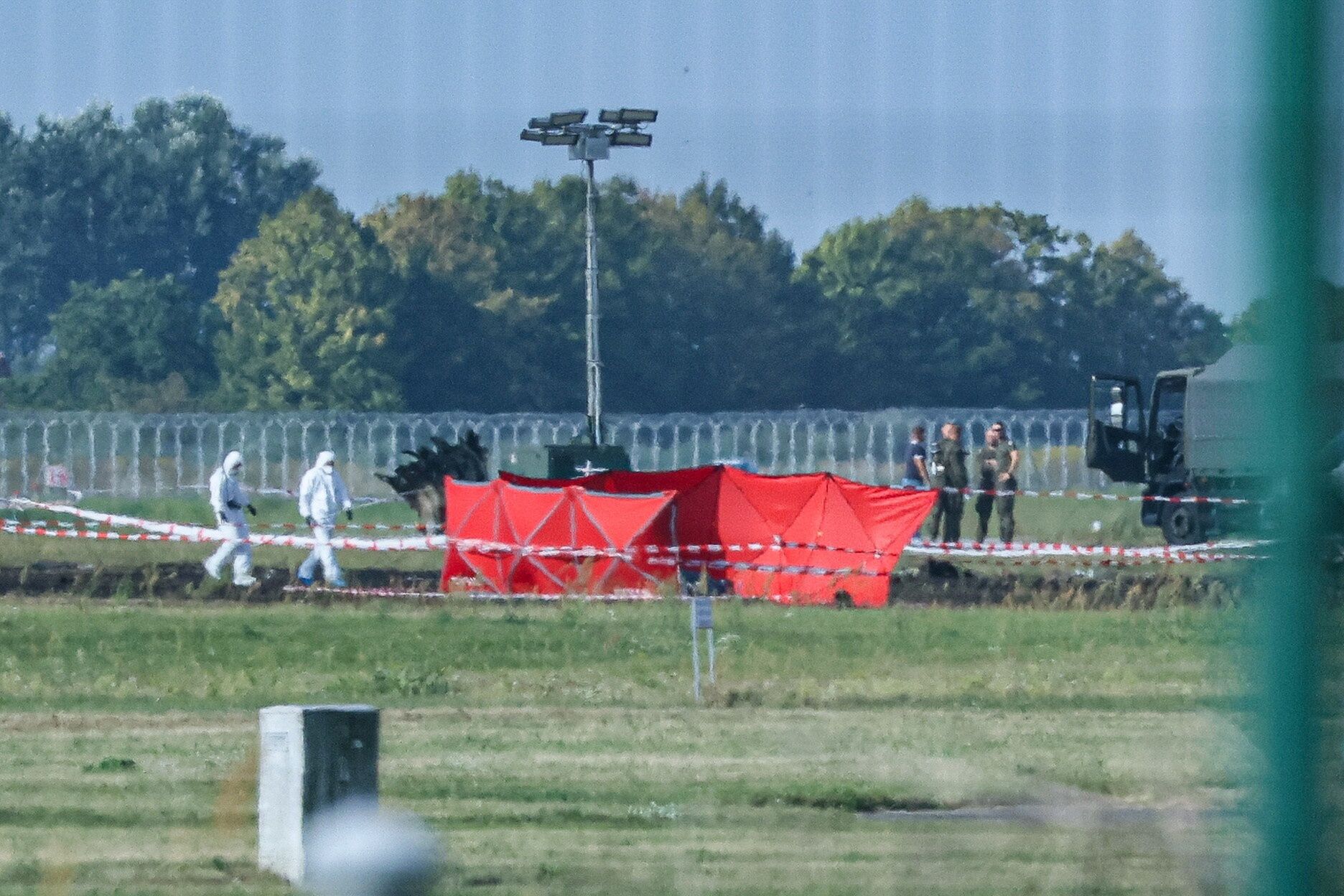 Radom, 29.08.2025. Miejsce katastrofy F-16 na terenie 42. Bazy Lotnictwa Szkolnego w Radomiu, 29 bm. 28 bm. podczas ćwiczeń przed pokazami AirSHOW w Radomiu rozbił się samolot F-16. W katastrofie zginął pilot Wojska Polskiego major Maciej ?Slab? Krakowian. (ad) PAP/Paweł Supernak