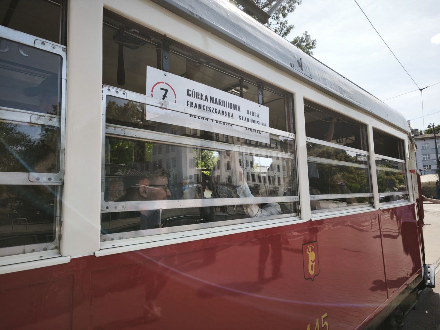 Warszawska, zabytkowa &#34;Berlinika&#34; w całej okazałości! Wagon, który trafił do Krakowa pochodzi z 1940 roku. W niedzielę, 22 czerwca 2025 roku, jeździł po Krakowie na specjalnej linii nr 7, łączącej pętlę Górka Narodowa i Dąbie.