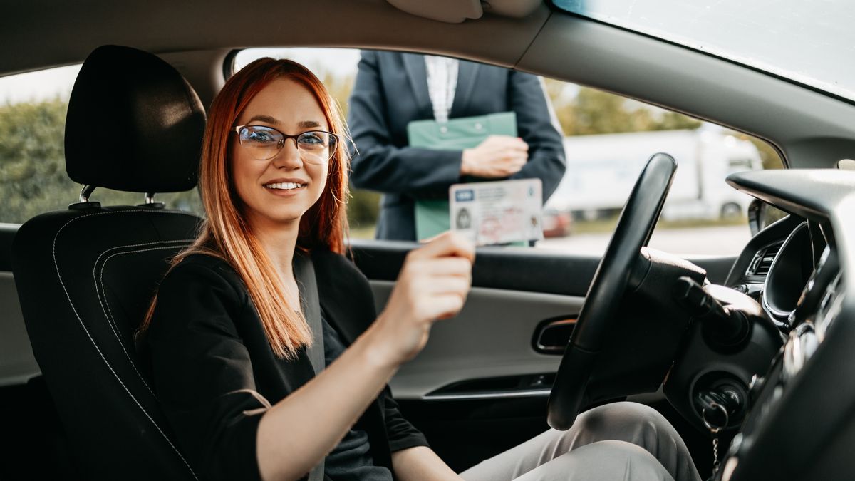 Szczęśliwa kursantka która zdobyła prawo jazdy.