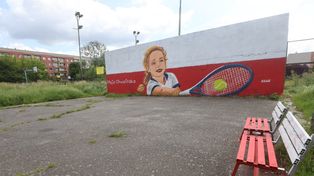 Tak niszczeją korty, gdzie trenowała Maja Chwalińska. Głośny mural kontrastuje z fatalnym stanem obiektu