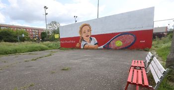 Tak niszczeją korty, gdzie trenowała Maja Chwalińska. Głośny mural kontrastuje z fatalnym stanem obiektu