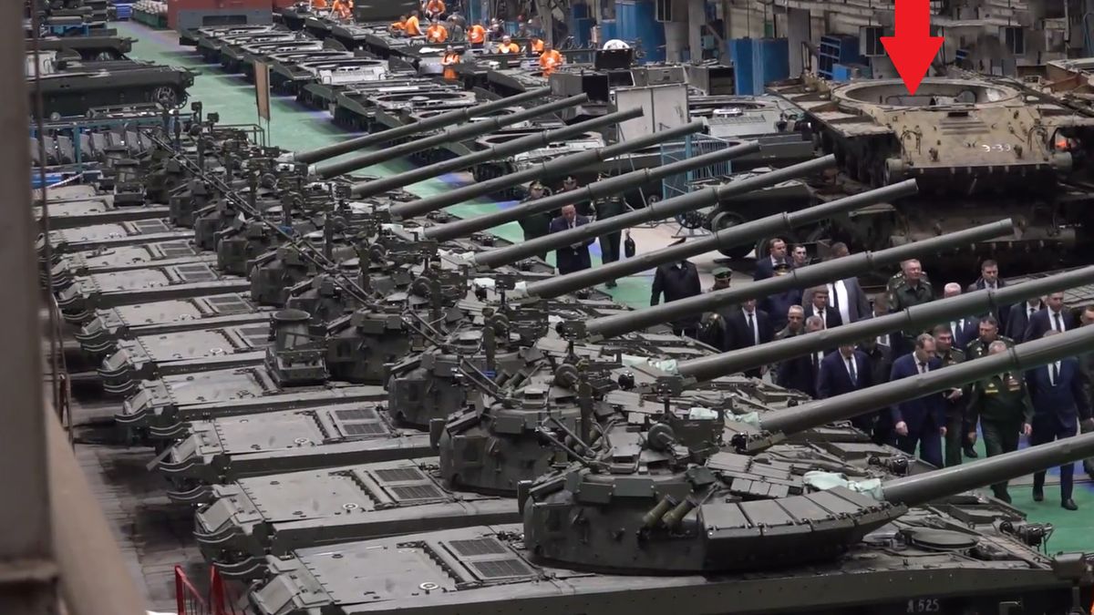 Siergiej Szojgu w fabryce produkującej "nowe" czołgi T-80BWM.