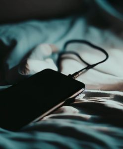 Podłączasz ładowarkę na noc? Natychmiast przestań. Ekspert ostrzega