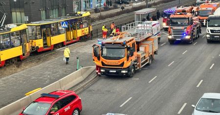 Kobieta pod tramwajem na Mokotowie. Weszła prosto pod skład
