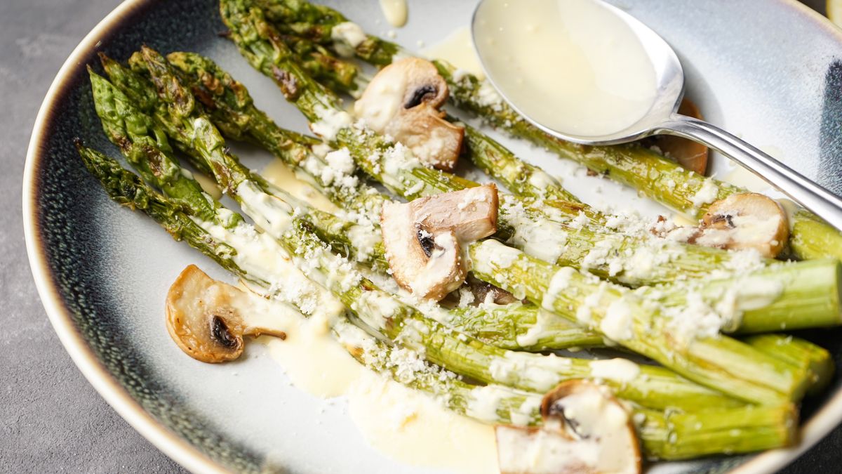Zielone szparagi w kremowym sosie są idealne na wieczór we dwoje