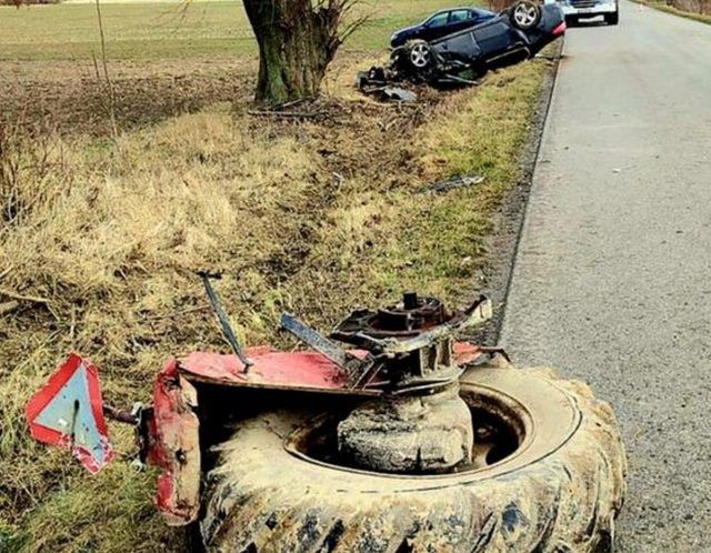 Ciągnik rozpadł się, osobówka dachowała. Jedna osoba w szpitalu (zdjęcia)