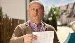 Grzegorz Halama jako sąsiad Brodzik i Wilczaka reklamuje SmartDom od Cyfrowego Polsatu (wideo)