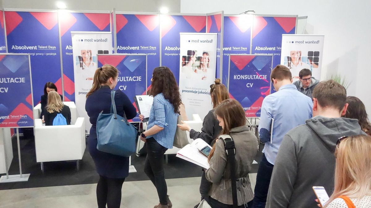 wpływ pandemii na rynek pracy dla młodych widać w poziomie zarobków. 