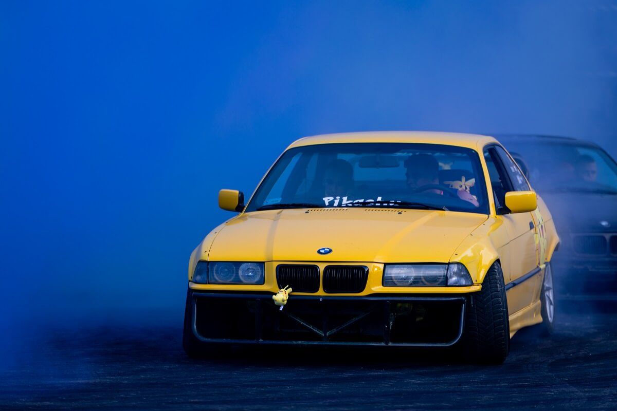 Pokaz driftu na imprezie motoryzacyjnej