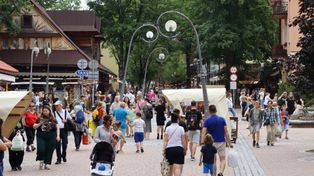 Trzy miesiące mają im wystarczyć na cały rok. Oto branże, które muszą zarobić latem