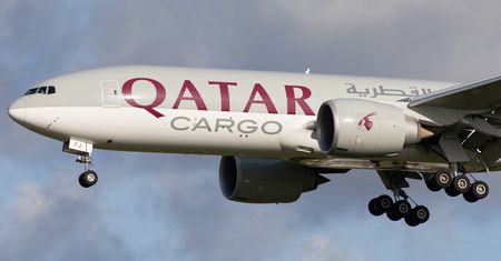 Boeing 777 Qatar Cargo przeleciał tuż nad pasem w Teksasie