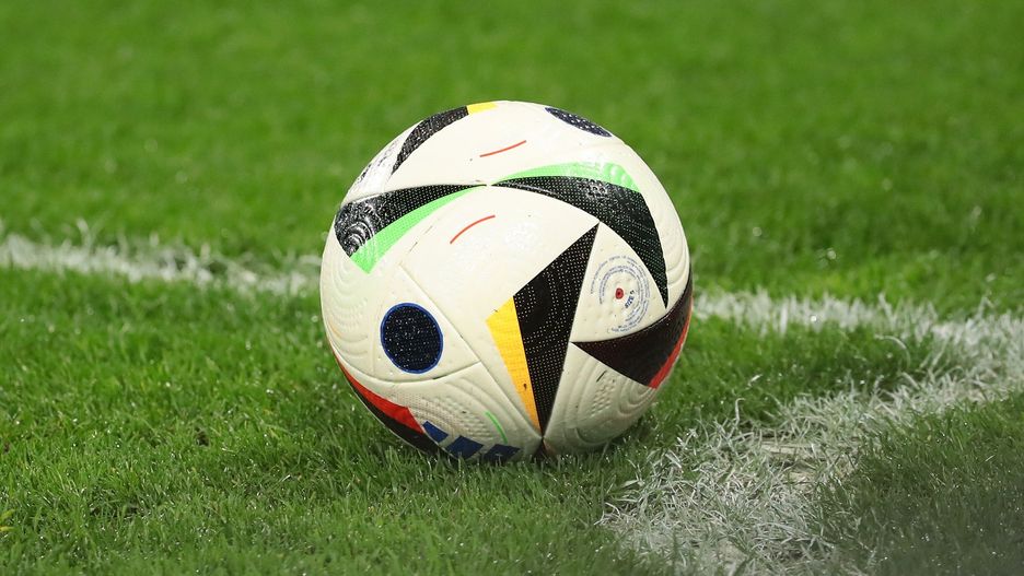 SZCZECIN 19 04 2025 PKO EKSTRAKLASA MECZ POGON SZCZECIN STROJE CZERWONO CZARNE I RAKOW CZESTOCHOWA STROJE BIALE NA ZDJECIU FOT. ANDRZEJ SZKOCKI / POLSKA PRESS