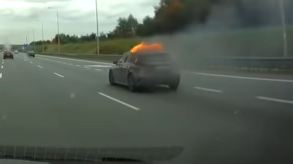 Auto płonęło na A2