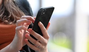 Zakupy ze smartfonem w ręku. Coraz częściej sięgamy po promocje z telefonu