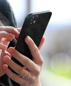 Zakupy ze smartfonem w ręku. Coraz częściej sięgamy po promocje z telefonu