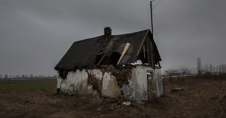 Historia pewnej chatki pod Warszawą. To tajemnicze miejsce przyciąga go od lat