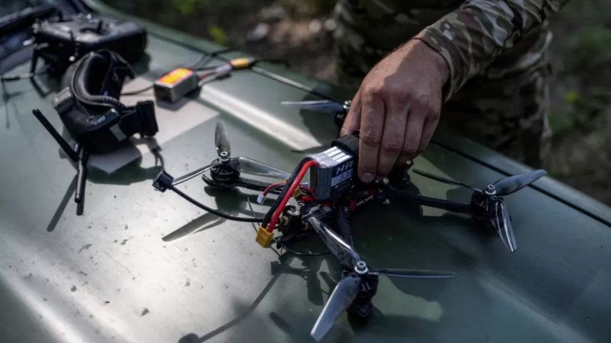 Ukraińcom zabraknie dronów? Chińskie ograniczenia utrudniają dostawy